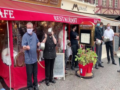 Les restaurateurs ont utilisé cuillères et casseroles pour faire du bruit devant leur établissement ce vendredi 2 octobre, à Rouen.