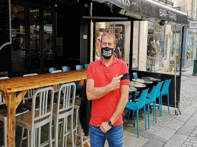 Raphaël Pestre, gérant du bar Aux Grands Hommes, est sorti brassard noir autour du bras pour manifester contre la fermeture des bars. - DR