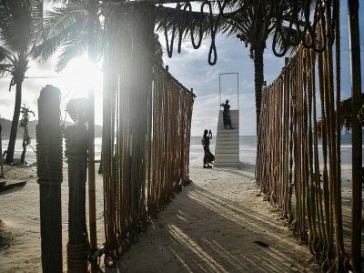 La plage presque vide de Patong, sur l'île de Phuket, en Thaîlande le 1er octobre 2020 - Lillian SUWANRUMPHA [AFP]