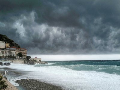 La promenade des Anglais à Nice frappée par la tempête le 2 octobre 2020 - Valery HACHE [AFP]