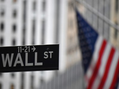 Un drapeau flotte devant le New York Stock Exchange (NYSE) à Wall Street (New York), le 31 août 2020 - Angela Weiss [AFP/Archives]
