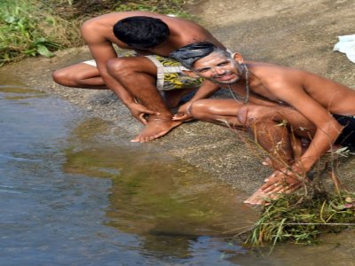 Des migrants du Bangladesh se lavent dans une rivière près du camp de "Miral", au nord de la Bosnie, le 29 septembre 2020 - ELVIS BARUKCIC [AFP]