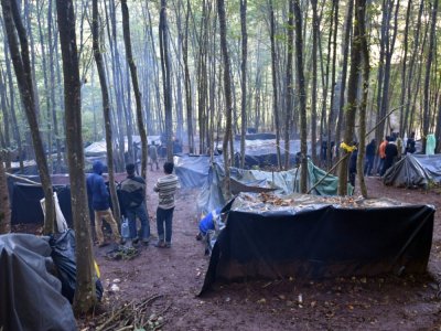 Des migrants du Bangladesh attendant dans le camp "Miral", au nord de la Bosnie de traverser la frontière vers la Croatie, le 29 septembre 2020 - ELVIS BARUKCIC [AFP]