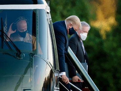 Le chef de cabinet de la Maison Blanche Mark Meadows (d) surveille le président Trump qui descend de l'hélicoptère pour arriver à l'hôpital militaire Walter Reed à Bethesda (Maryland), le 2 octobre 2020 - Brendan Smialowski [AFP]