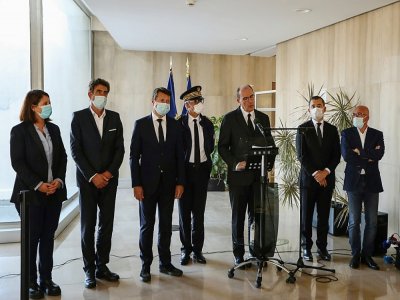 Le Premier ministre Jean Castex (C) s'exprime à Nice sur les graves intempéries dans les Alpes-Maritimes, le 3 octobre 2020 - Valery HACHE [AFP]