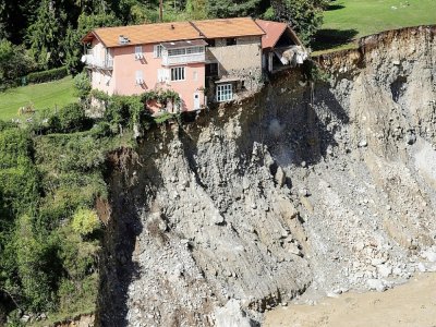 Maison menacée après un effondrement des bords de la Vésubie à Roquebillière, le 3 octobre 2020 - Valery HACHE [AFP]