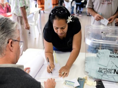 Une femme vote dans un bureau à Nouméa le 4 octobre 2020 - Theo Rouby [AFP]