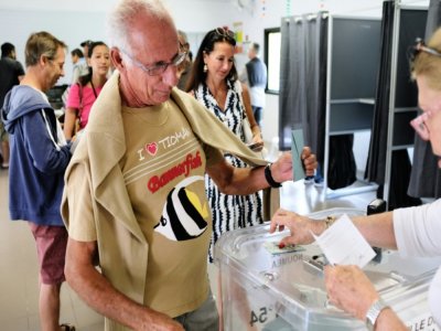 Un homme vote au référendum, le 4 octobre 2020 à Nouméa - Theo Rouby [AFP]