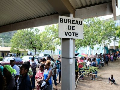 Queue à Nouméa pour voter au référendum, le 4 octobre 2020 - Theo Rouby [AFP]