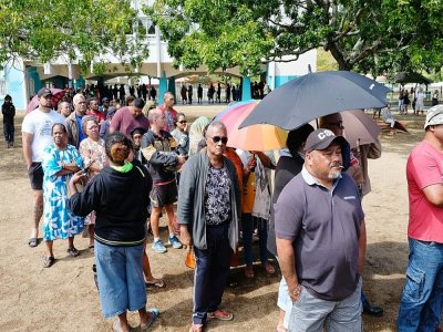 File d'attente pour voter dans un bureau à Nouméa, le 4 octobre 2020 sur le référendum - Theo Rouby [AFP]