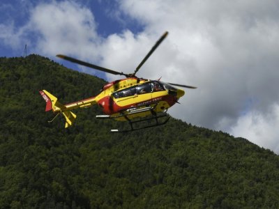 Un hélicoptère de la Sécurité civile évacue une personne blessée de Roquebillière, le 3 octobre 2020 - NICOLAS TUCAT [AFP]