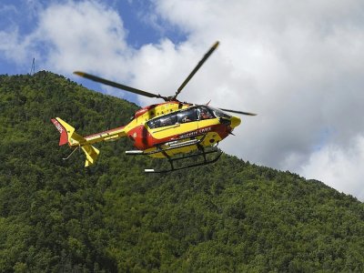 Un hélicoptère de la Sécurité civile évacue une personne blessée de Roquebillière, le 3 octobre 2020 - NICOLAS TUCAT [AFP]