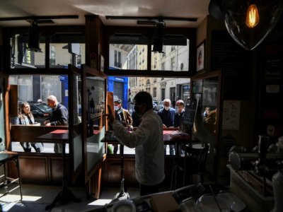 Pour éviter la fermeture des restaurants les professionnels proposent un protocole sanitaire renforcé - ALAIN JOCARD [AFP/Archives]