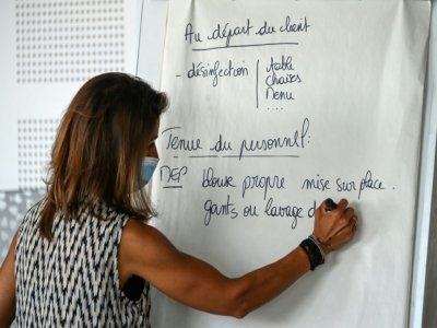 Un enseignant explique les nouvelles règles sanitaires aux étudiants de l'école hotelière 
Georges Frèche à Montpellier, le  2 juin 2020 - Pascal GUYOT [AFP]