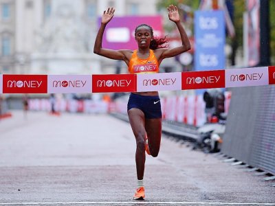 La Kényane Brigid Kosgei franchit en vainqueure la ligne d'arrivée du marathon de Londres, le 4 octobre 2020 - Richard Heathcote [POOL/AFP]