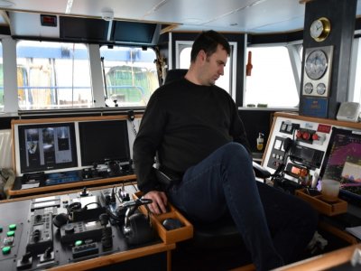 Pierre Leprêtre, aux commandes de son chalutier "Le Marmouset III", dans les eaux anglaises de la Manche, le 28 septembre 2020 - Nicolas GUBERT [AFP]