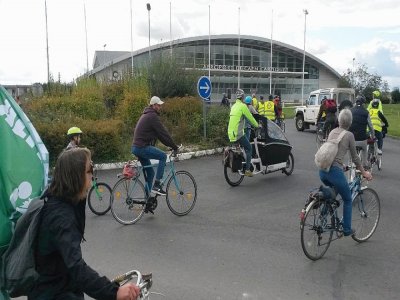 Les manifestants se sont réunis samedi 3 octobre pour protester contre l'allongement de la piste de l'aéroport de Caen-Carpiquet. - Justine Tariel