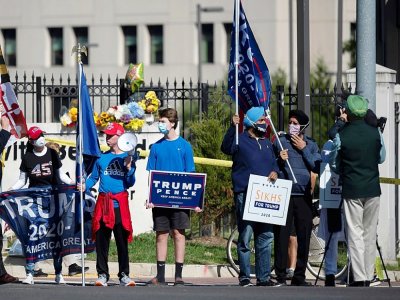 Des partisans de Donald Trump à l'extérieur de l'hôpital Walter Reed à Bethesda, près de Washington, le 3 octobre 2020 - Andrew CABALLERO-REYNOLDS [AFP]