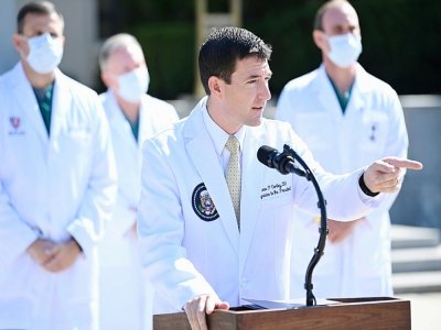 Le médecin de la Maison Blanche Sean Conley répond aux questions sur l'état de santé de Donald Trump, à l'hôpital Walter Reed, dans le Maryland, le 4 octobre 2020  - Brendan SMIALOWSKI [AFP]