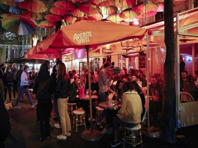 A la terrasse d'un bar à Paris le 26 septembre 2020 - GEOFFROY VAN DER HASSELT [AFP/Archives]