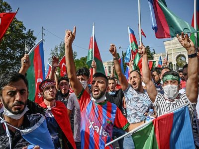 Des Azerbaïdjanais soutiennent leur pays dans les combats sur  le Nagorny Karabakh, le 4 octobre 2020 lors d'une manifestation à Istanbul - Ozan KOSE [AFP]