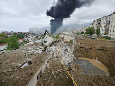 Dégâts après des bombardements dans la ville de Stepanakert, le 4 octobre 2020 - Karo Sahakyan [Armenian Government/AFP]