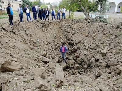 Un cratère causé par une bombe arménienne dans la ville de Beylagan, dans la Nagorny Karabakh, le 4 octobre 2020 - TOFIK BABAYEV [AFP]