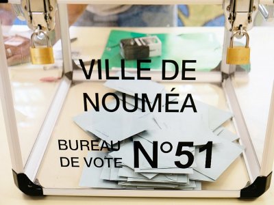 Urne dans un bureau de vote à Nouméa, le 4 octobre 2020 - Theo Rouby [AFP]