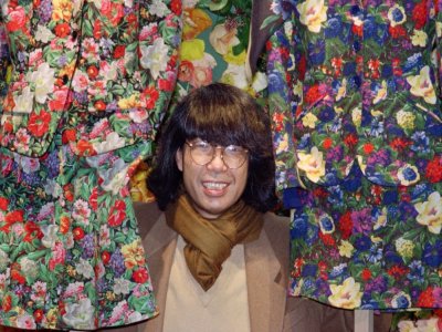 Le styliste japonais Kenzo en mars 1992 lors de la présentation de sa collection Automne-Hiver à Paris - Pierre GUILLAUD [AFP/Archives]