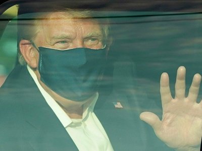 Le président américain Donald Trump, hospitalisé depuis vendredi, a effectué une tournée en voiture dimanche 4 octobre 2020 à Washington - ALEX EDELMAN [AFP]