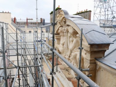 Le théâtre de Cherbourg-en-Cotentin est en cours de rénovation. Ici, deux anges autour d'une lyre sculptés dans la façade, tout en haut des échafaudages.