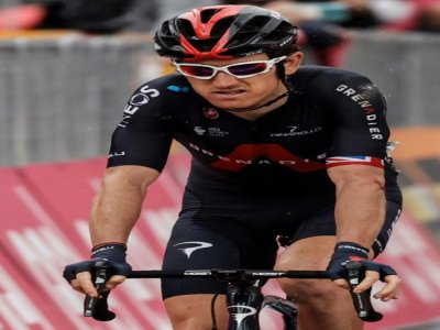 Le leader de l'équipe Ineos Geraint Thomas, en souffrance, franchit la ligne d'arrivée de la 3e étape du Giro à l'Etna, dix minutes après le vainqueur, le 5 octobre 2020 - Luca BETTINI [AFP]