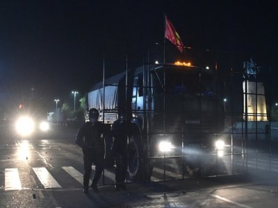La police anti-émeutes kirghiz disperse des manifestants antigouvernementaux à Bichkeke, le 5 octobre 2020 - VYACHESLAV OSELEDKO [AFP]