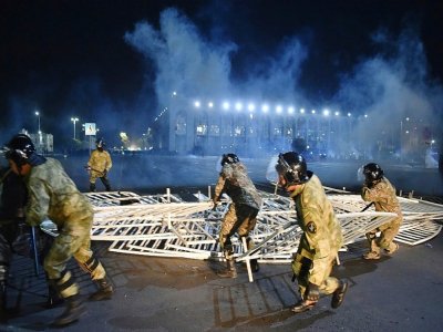 Des forces de l'ordre dégagent les barricades érigées par des manifestants, le 5 octobre 2020 à Bichkek, au Kirghizstan - VYACHESLAV OSELEDKO [AFP]