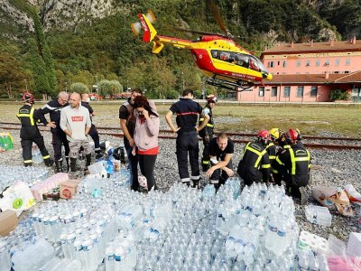 Des packs d'eau sont livrés à Breil-sur-Roya le 5 octobre 2020 - Valery HACHE [AFP]