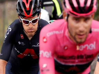 Le Gallois Geraint Thomas (à gauche) après sa chute lors de la 3e étape du Tour d'Italie le 5 octobre 2020 - Luca BETTINI [AFP]