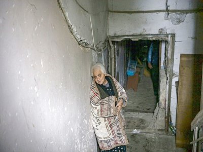 Une vieille dame s'abrite dans un sous-sol à Stepanakert pour se protéger des combats au Nagorny Karabakh, le 6 octobre 2020 - ARIS MESSINIS [AFP]