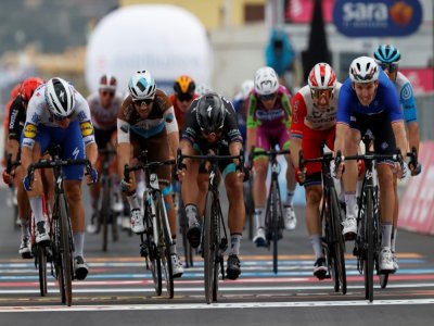 Le Français Arnaud Démare (droite) franchit la ligne in extremis, lors de la 4e étape du Giro, le 6 octobre 2020 à  Villafranca Tirrena - Luca Bettini [AFP]