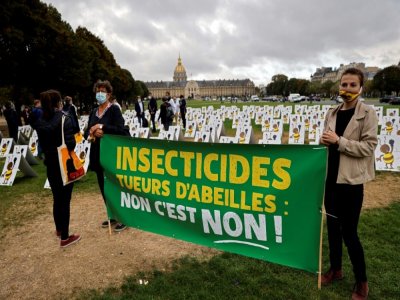 Manifestation aux Invalides le 23 septembre 2020 contre l'usage des néonicotinoïdes - Thomas COEX [AFP]
