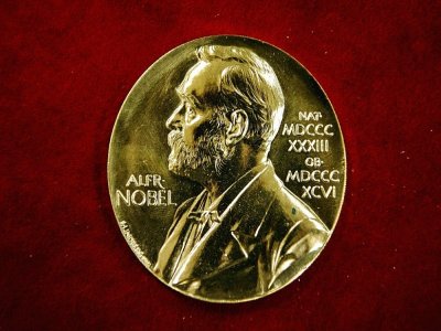Une médaille du prix Nobel fraîchement fabriquée dans un atelier d'Eskilstuna, en Suède, en octobre 2019 - Jonathan NACKSTRAND [AFP/Archives]
