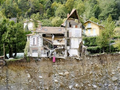 Une maison détruite par un glissement de terrain sur les berges de la Vesubie, le 6 octobre 2020 à Saint-Martin-de-Vesubie, dans les Alpes-Maritimes - NICOLAS TUCAT [AFP]