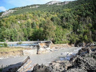Un pont emporté par la violence des eaux à Saint-Dalmas-de-Tende, le 6 octobre 2020 dans les Alpes-Maritimes - Fabien NOVIAL [AFP]