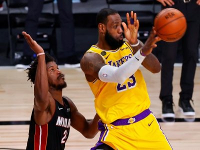 LeBron James, la star des Los Angeles Lakers, face à Jimmy Butler du Miami Heat dans le match N.4 de la série en finale NBA le 6 octobre 2020 à Lake Buena Vista en Floride - Kevin C. Cox [GETTY IMAGES NORTH AMERICA/AFP]