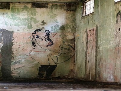 Un graffiti sur un mur de l'ancienne prison de l'île San Lucas, au Costa Rica, le 27 septembre 2020 - Ezequiel Becerra [AFP]
