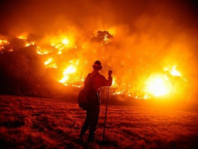 Un pompier lutte contre les flammes à Monrovia, près de Los Angeles, en Californie, le 15 septembre 2020 - RINGO CHIU [AFP/Archives]