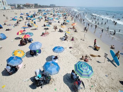 Des personnes profitent du soleil sur la plage de Santa Monica lors d'une vague de chaleur, le 6 septembre 2020 en Californie - Apu GOMES [AFP/Archives]