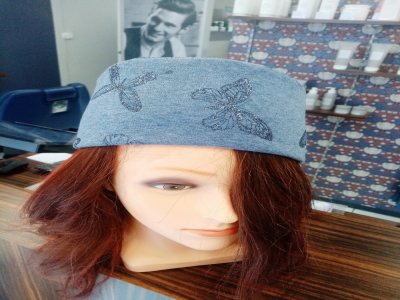 200 bonnets chimio seront réalisés par Cindy Favre, modéliste couturière à Mortain, dans le cadre d'Octobre rose. - DR