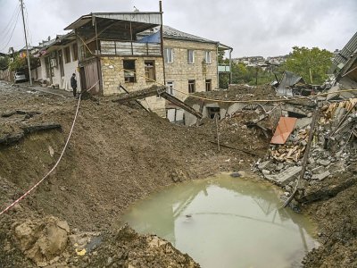 Un crater provoqué par une explosion dans la ville de Stepanakert, au Nagorny Karabakh, le 6 octobre 2020 - ARIS MESSINIS [AFP]