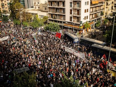 Des manifestants rassemblés devant le tribunal à Athènes lors du procès du parti néonazi le 7 octobre 2020 - ANGELOS TZORTZINIS [AFP]