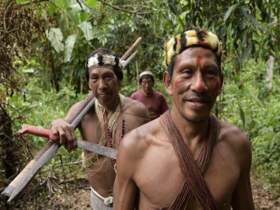 Les Indiens waorani Memo Ahua (D) and Tiri Nenquimo marchent près du  village de Nemompare, sur les berges du fleuve Curaray, en Equateur, le 14 avril 2019 - RODRIGO BUENDIA [AFP]